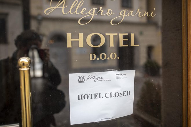 Večina malih ljubljanskih hotelov v Stari Ljubljani še ni kazala znakov življanja. Foto Voranc Vogel