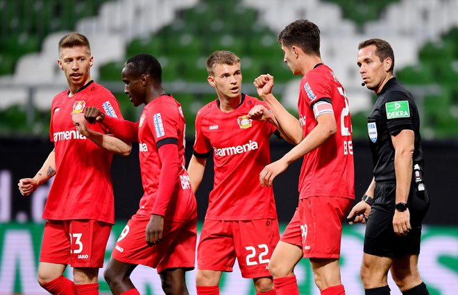 Kai Havertz je zabil sinoči dva gola že v prvem polčasu in se takole poveselil s soigralci. FOTO: Reuters