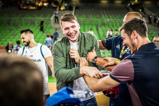 Z Luko Dončićem in Goranom Dragićem zgolj na tribuni je marsikaj težje. FOTO: FIBA