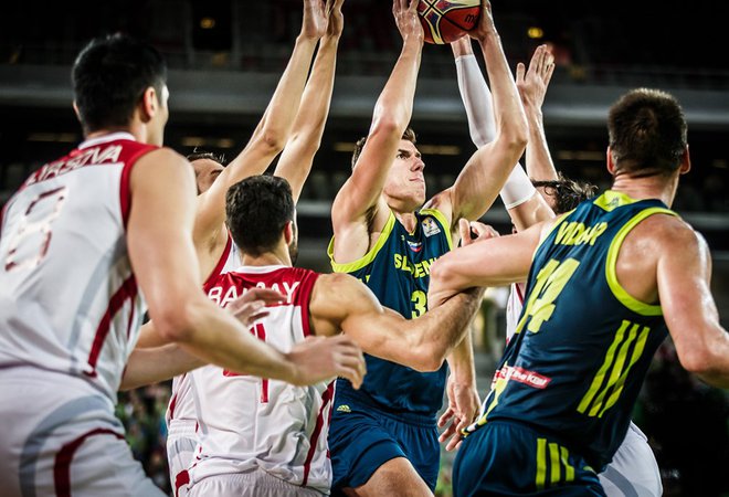 Gašper Vidmar (desno) živi v negotovosti, v ospredje bi moral stopiti 21-letni Vlatko Čančar (z žogo). FOTO: FIBA