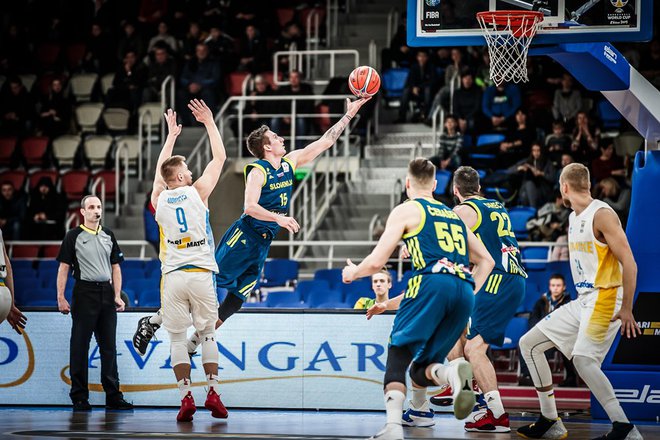 Gregor Hrovat (z žogo) je bil najučinkovitejši Slovenec v Zaporožju. FOTO: FIBA