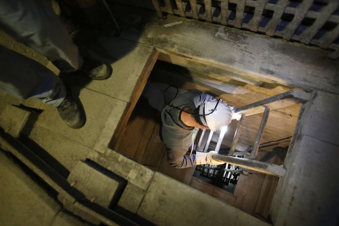 Domači in tuji turisti so navdušeni nad spustom pod zemljo, radovednost, kako so včasih odkopavali in predelovali živo srebro, je velika. FOTO: Leon Vidic