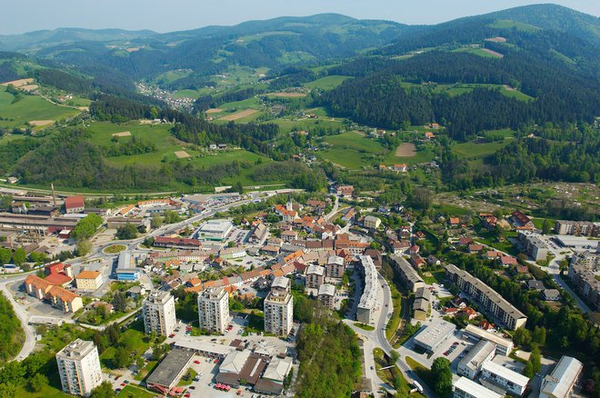 Ravne na Koroškem &ndash; mesto, kjer gradbinec lahko kupi zemljišče za manj kot trideset evrov. FOTO: arhiv TIC Ravne