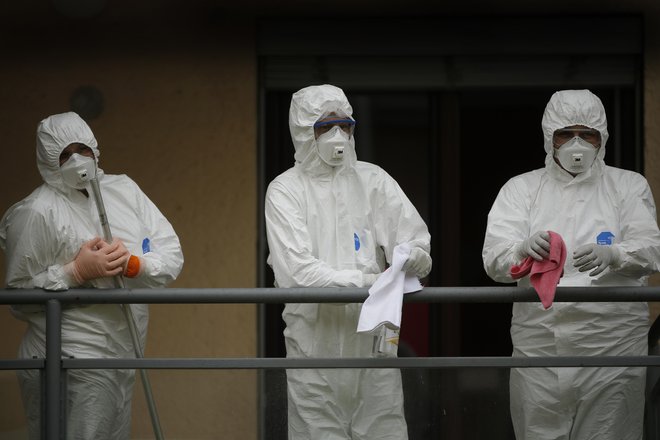 15 tisoč kirurških mask na dan so od začetka epidemije v povprečju porabili v UKC Ljubljana. Foto: Jure Eržen/Delo