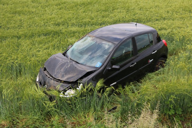 Voznik je pred mostom zapeljal na desno s ceste in na njivo. FOTO: Jože Pojbič/Delo