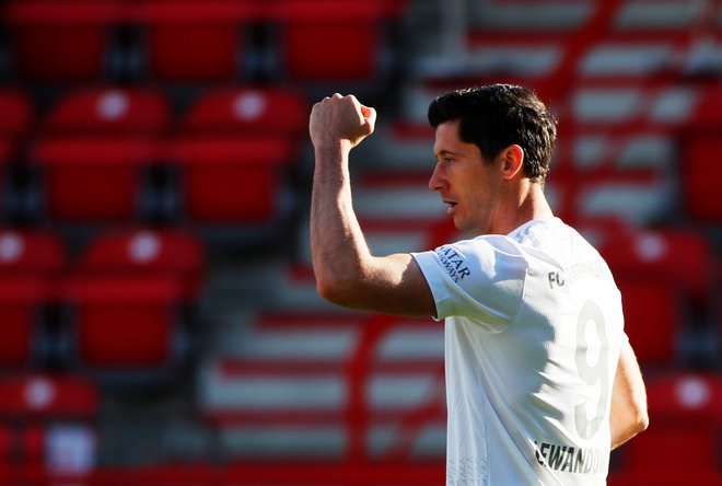 Robert Lewandowski je zadel takoj po ponovnem začetku bundeslige. FOTO: AFP