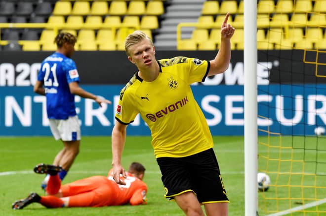 Erling Haaland je dosegel prvi gol za Borussio proti Schalkeju. FOTO: Reuters