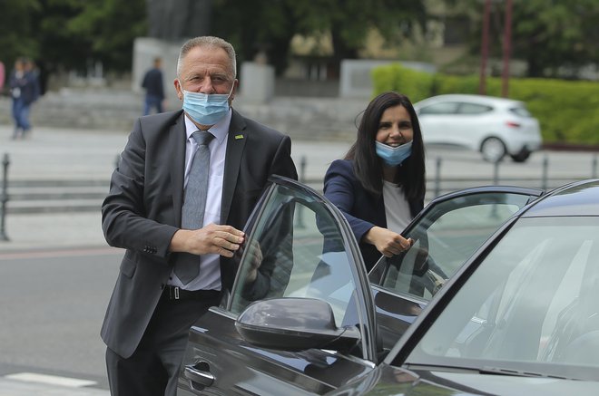 Minister za gospodarstvo in prvak SMC Zdravko Počivalšek se je v težavnem obdobju znašel na prelomnici v svoji politični karieri.<br />
FOTO: Jože Suhadolnik/Delo