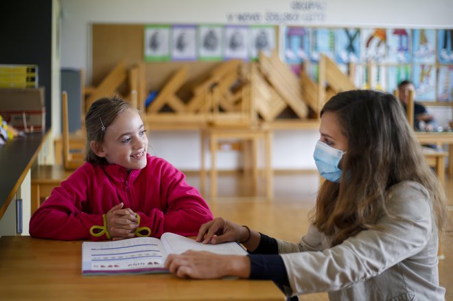 Ministrica je obljubila, da bodo poskušali najti rešitev, da v prvi triadi učiteljem ne bi bilo treba nositi mask. FOTO: Matej Družnik/Delo