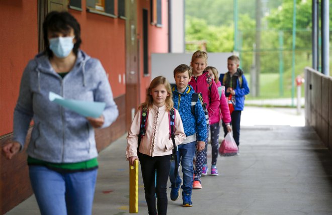 Ob morebitnem odpiranju šol za še druge razrede, je treba upoštevati tudi prostorske omejitve, saj bo treba priporočila upoštevati še naprej, je dejala ministrica. FOTO: Matej Družnik/Delo