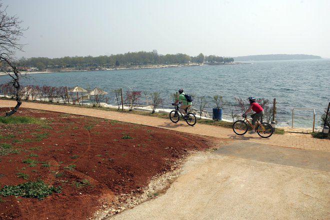 Do zdaj je odprtih kakih deset kampov na Hrvaškem, največ v Istri, sicer pa se večinoma še pripravljajo na skorajšnji sprejem gostov. Na fotografiji Zelena laguna pri Poreču. FOTO: Mavric Pivk