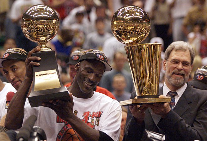 Michael Jordan in Phil Jackson leta 1998, ko je ekipa Chicago Bulls osvojila šesti naslov NBA prvakov. FOTO:&nbsp;Usa Today Sports