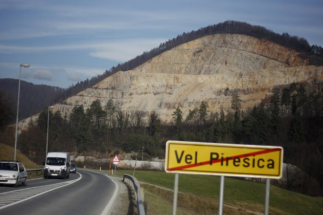 Sklad kmetijskih zemljišč in gozdov je dobil novo priložnost, da dokaže, da je dobra polovica območja kamnoloma v Veliki Pirešici njegova. FOTO: Leon Vidic/Delo