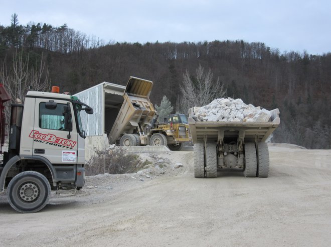 Kako, če sploh, se bo Ecobetonu s tako visokimi cenami granulata izšla računica, bomo kmalu videli. Sicer pa Ecobeton večino materiala iz kamnoloma porabi za svojo dejavnost. FOTO: Špela Kuralt/Delo