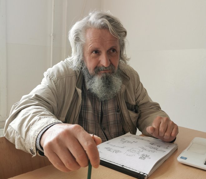 Andrej Ivanović Orlov, 59-letni upokojeni mehanik iz Rusije, je v pirotskem sprejemnem centru že leto dni: "Nimam denarja za legalno nadaljevanje poti ne zdravja za ilegalno." Foto Milena Zupanič.