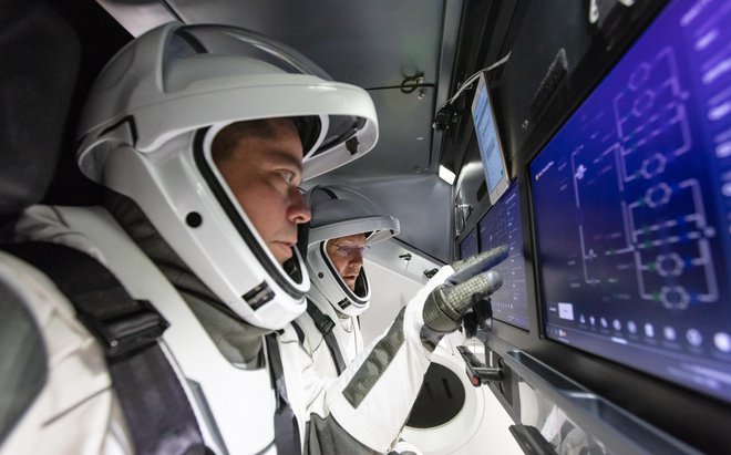 Astronavta Doug Hurley in Bob Behnken sta sodelovala pri razvoju notranjosti plovila. FOTO: Spacex