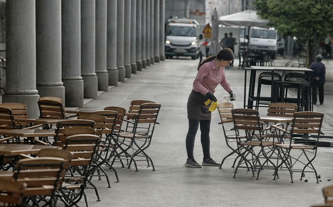 Vlada je v torek sprejela predlog tretjega protikoronskega zakona, ki predvideva podaljšanje ukrepa čakanja na delo za en mesec. FOTO: Blaž Samec/Delo