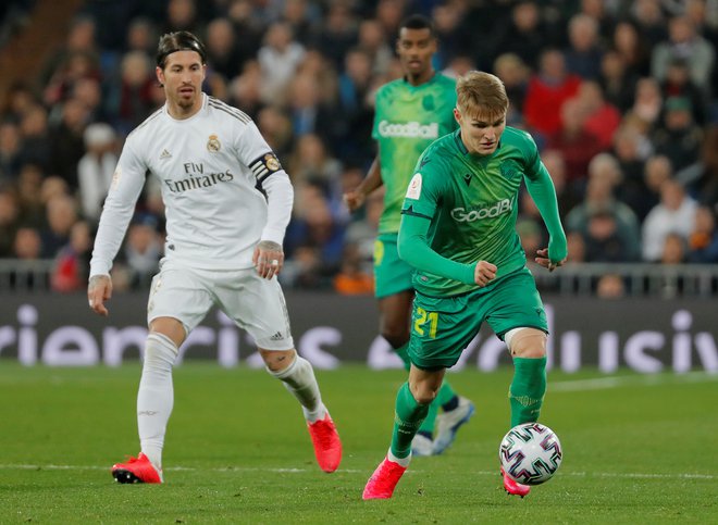 Martin Ødegaard ima pri Sociedadu odlično sezono in bi lahko že v naslednji igral ob Sergiu Ramosu (levo). FOTO: Reuters