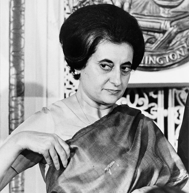 Indira Gandhi je bila hči indijskega predsednika vlade Džavaharlala Nehruja (ni v sorodu z Mahatmo Gandhijem). Po nasilni smrti jo je nasledil njen sin Radživ Gandhi, ki je bil prav tako umorjen, politično se je uveljavila njegova vdova Sonja, mati Prijan