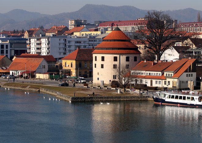 Obnova Sodnega stolpa, ki je leta čakal na osvežitev dotrajanih prostorov, bo predvidoma končana prihodnje leto. Foto Tadej Regent