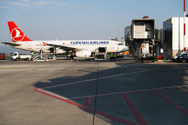 Letala turškega nacionalnega prevoznika Turkish airlines ostajajo na tleh do 4. junija. FOTO: Uroš Hočevar