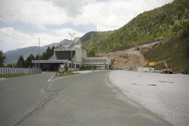 Plato, kjer bi turški delavci že morali kopati drugo cev karavanšnega predora, sameva. Foto Jure Eržen