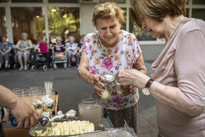 Socialnovarstveni zavodi bodo spet sprejemali varovance, ki so bili doma, in nove stanovalce. FOTO:Voranc Vogel