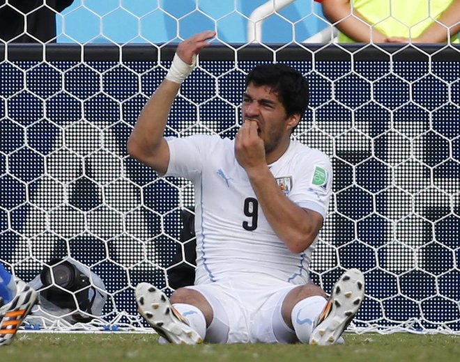 Luis Suarez se je postavil v vlogo žrtve. FOTO: Reuters