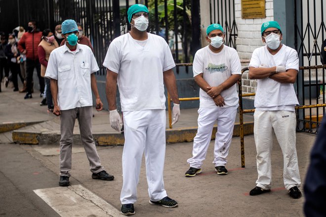 Zdravstveni delavci v Limi protestirajo zaradi pomanjkanja zaščitne opreme. FOTO: Ernesto Benavides/Afp