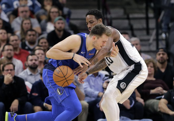 Luka Dončić je blestel v dvoboju z DeRozanom. FOTO: AP