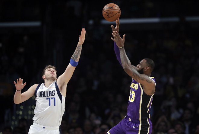 Luka Dončić je takole oviral LeBrona Jamesa. FOTO: AP