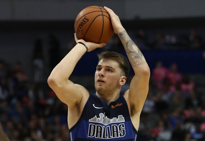 Luka Dončić je pripravljen dočakal NBA: ni več zgolj fejst fant, ki igra tudi za druge, marveč egoist, ki ve, da je statistika vredna veliko več kot le trepljanje po rami. FOTO: Afp