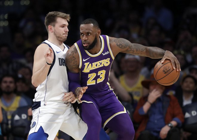 Luka Dončić je prejel tudi dres LeBrona Jamesa. FOTO: AP