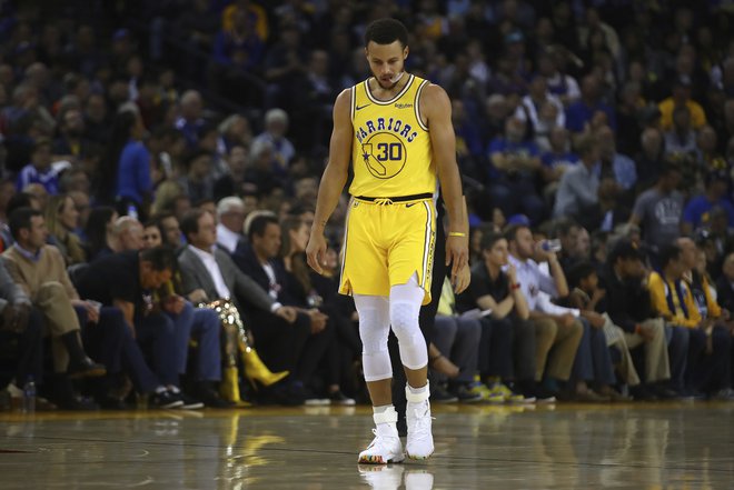 Steph Curry je sredi tretje četrtine zapustil igrišče s poškodbo. FOTO: AP