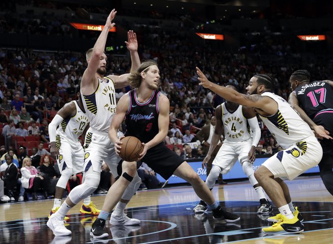 Pri Miamiju je bil najučinkovitejši rezervist Kelly Olynyk. FOTO: Lynne Sladky/AP