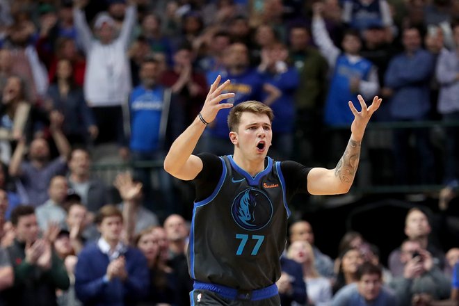 Luka Dončić je bil ob zmagi Dallasa na prvaki lige NBA razumljivo evforičen. FOTO: AFP