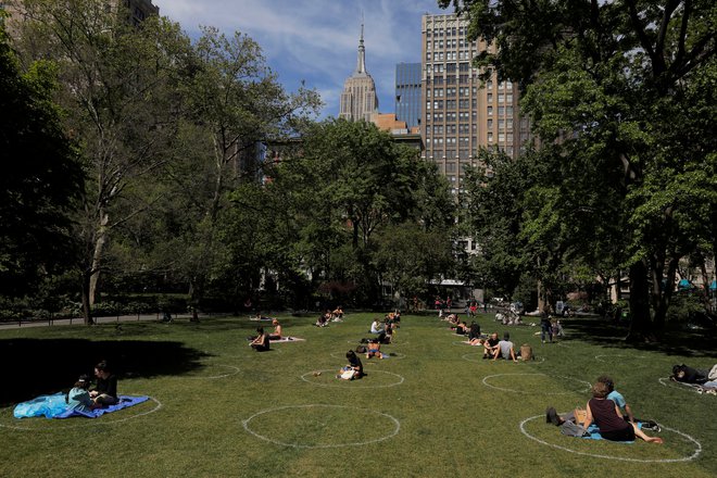 Na varni razdalji v newyorškem parku Madison Square Foto Reuters