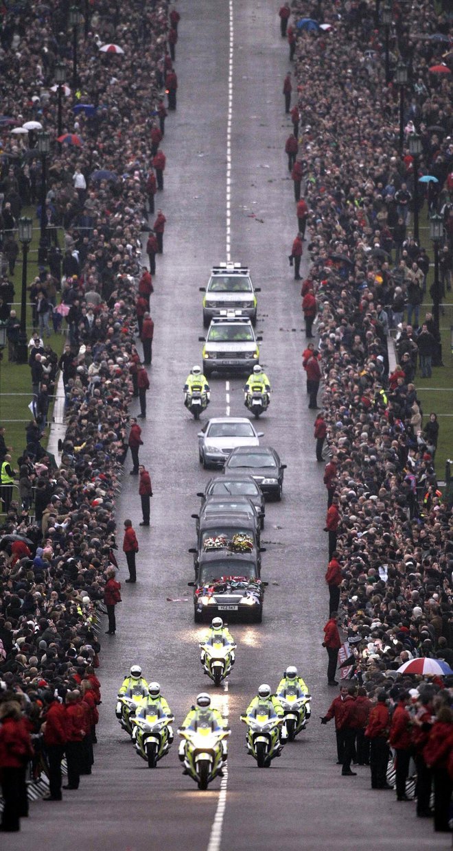 Okrog pol milijona ljudi se je udeležilo sprevoda ob pogrebu najboljšega severnoirskega nogometaša Georgea Besta. FOTO: Reuters