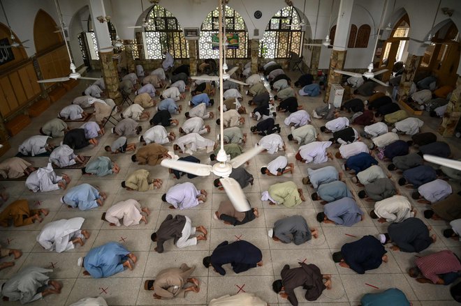 Za verne muslimane je ramazan četrti od petih stebrov islama; ostali so izpovedovanje vere (šahada), dnevna molitev (salah), dajanje miloščine (zakat) in romanje v Meko (hadž). FOTO: AFP