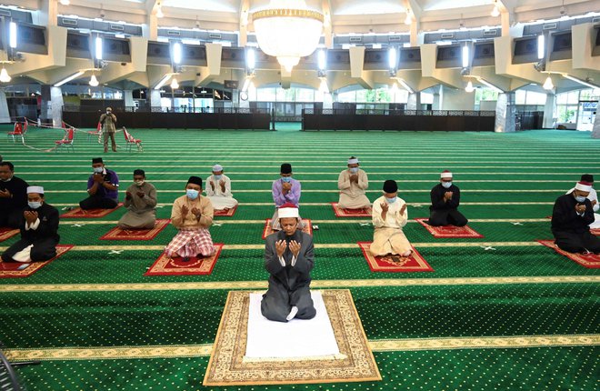 Marsikje po svetu so v času ramazana prilagodili molitev, da so verniki primerno zaščiteni pred širjenjem novega koronavirusa.<br />
FOTO: AFP