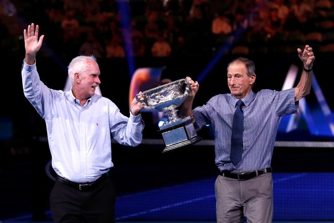 V starosti 83 let je umrl Ashley Cooper (desno), avstralski teniški junak, ki je bil dvakrat tudi zmagovalec domačega odprtega prvenstva v Melbournu. FOTO: Reuters