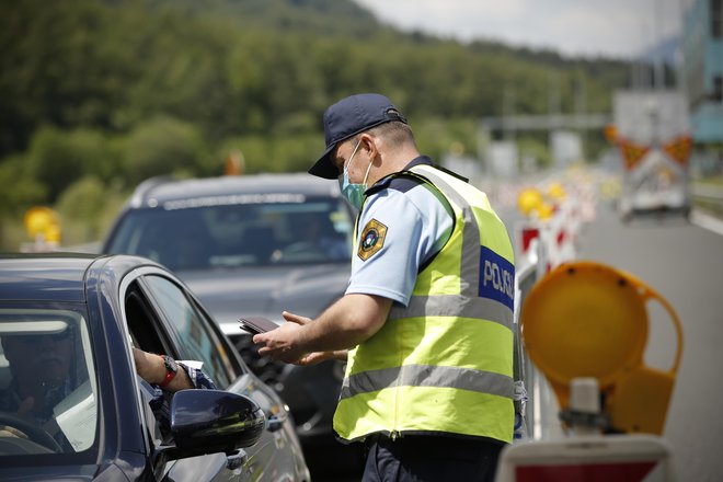 Ljudje z obeh strani severne meje si želijo, da bi Slovenija in Avstrija dosegli dvostranski sporazum o prehajanju meje. FOTO: Jure Eržen/Delo