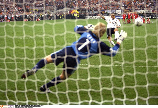 Bayernov junak milanskega finalnega dvoboja lige prvakov leta 2001 je bil vratar Oliver Kahn, osmoljenec pa Zlatko Zahović. Kahn mu je ubranil strel z bele točke. FOTO: Reuters