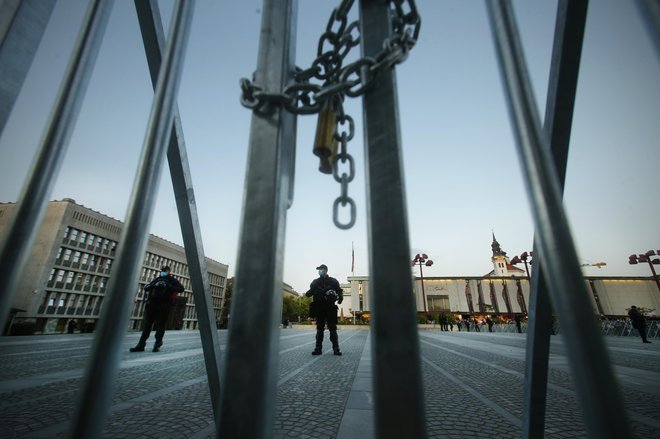 Za trenutek se je utegnilo zdeti, da znotraj koalicije obstaja dovolj uteži in protiuteži za uspešno krmarjenje do konca mandata. Nato je udarila pandemija. FOTO: Jure Eržen/Delo