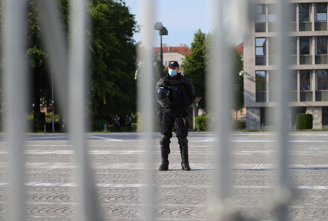 V prestolnici ob krožni poti, ki gravitira k nacionalnemu parlamentu, napovedujejo še protestni ovinek do ministrstva za okolje in prostor. FOTO: Jože Suhadolnik/Delo