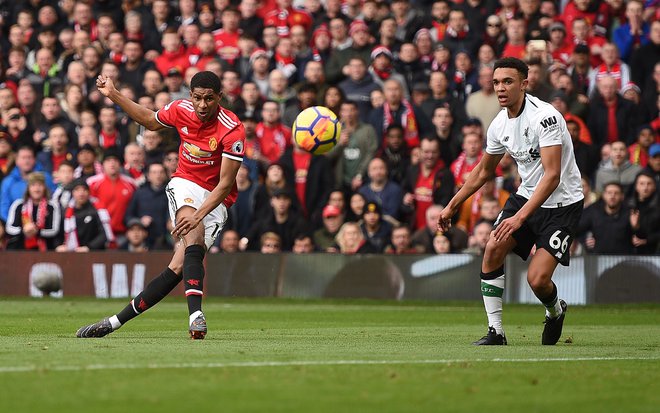 Tako sta se še 10. marca v velikem derbiju pomerila Manchester United in Liverpool, nato pa je udaril koronavirus ... FOTO AFP