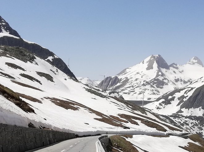 Pogled iz najvišjega švicarskega cestnega prelaza Nufenen proti zgodovinskem prelazu Gries FOTO: Karel Lipnik