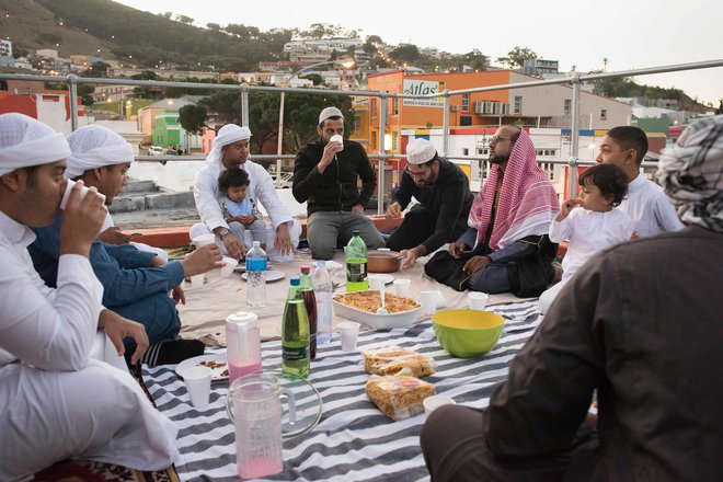Muslimani med ramazanom niso prikrajšani za kulinarične užitke. FOTO: AFP