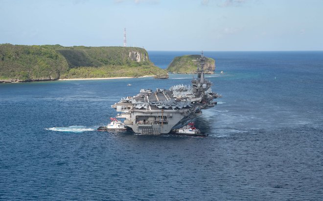 Ameriško letalonosilko&nbsp;Theodore Roosevelt je močno prizadel covid 19. Foto Us Navy Via Reuters