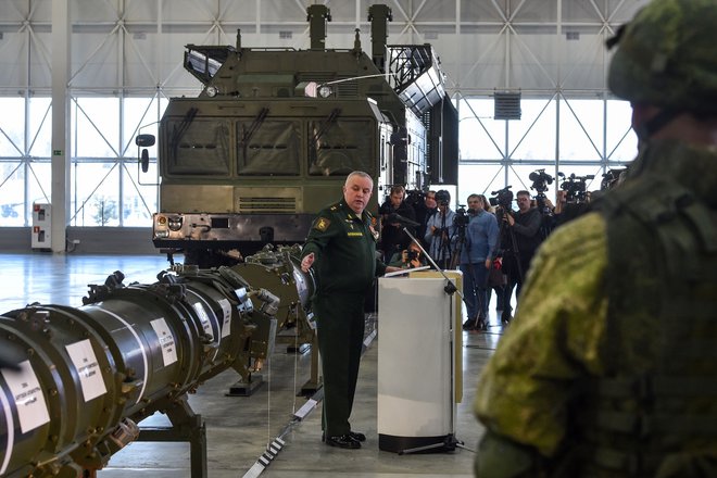 Predstavniki ruskega obrambnega ministrstva razkazujejo javnosti nov izstrelek 9M729. ZDA vztrajajo, da Rusija z razvojem izstrelka krši prelomen dvostranski sporazum INF iz leta 1987. FOTO: AFP